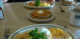 Jajecznica z pokrzywą i kiełbasą