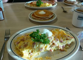 Jajecznica z pokrzywą i kiełbasą