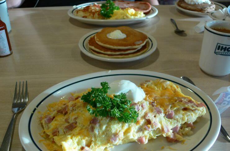 Jajecznica z pokrzywą i kiełbasą