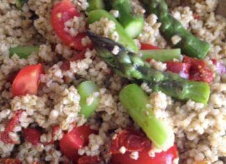 Pyszna sałatka ze szparagami