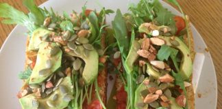 Ciabiata Z Avocado, Rukolą, Pomidorową Salsą I Prażonymi Na Słono Migdałami