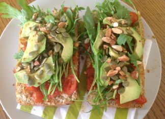 Ciabiata Z Avocado, Rukolą, Pomidorową Salsą I Prażonymi Na Słono Migdałami