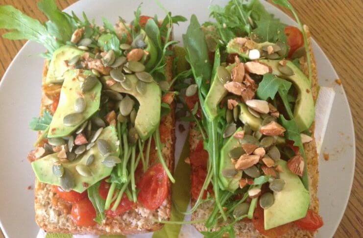 Ciabiata Z Avocado, Rukolą, Pomidorową Salsą I Prażonymi Na Słono Migdałami