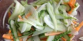 Surówka Ze Świeżego Ogórka, Marchewki i Rukoli Z Sosem Cytrynowym