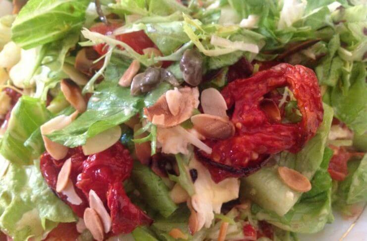 Sałata Z Pieczonych Pomidorów I Sera