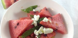 Sałatka z arbuza, sera feta i bazylii