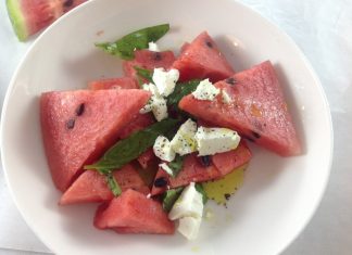 Sałatka z arbuza, sera feta i bazylii