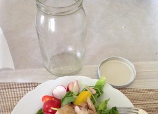 Sałatka z kurczakiem na „dietę” słoikową