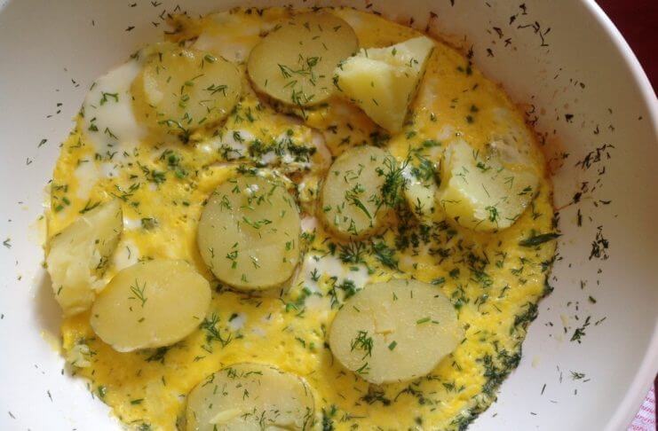 Przepis na omlet z ziemniakami i świeżutkim koperkiem