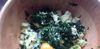 Placki z kaszy jaglanej ze szpinakiem i jajkiem