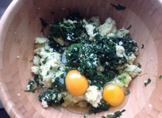 Placki z kaszy jaglanej ze szpinakiem i jajkiem