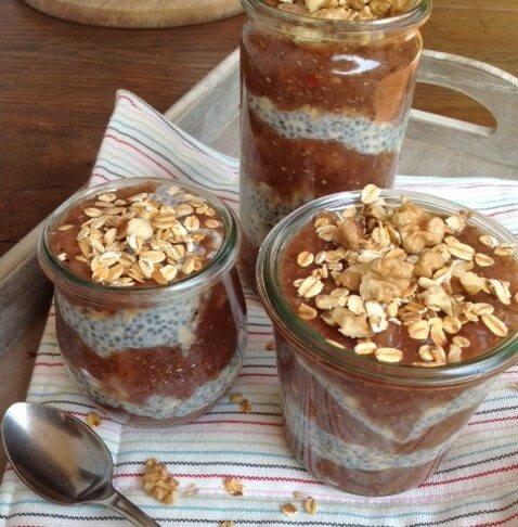 Deser jabłkowy z ziarenkami chia, cynamonem i orzechami (bez mąki i cukru!)