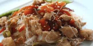 Makaron z fasoli mung z kurczakiem i warzywami