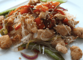 Makaron z fasoli mung z kurczakiem i warzywami