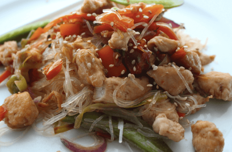 Makaron z fasoli mung z kurczakiem i warzywami