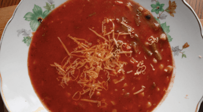 Rozgrzewająca zupa minestrone ze szpinakiem i kaszą jaglaną (przepis)