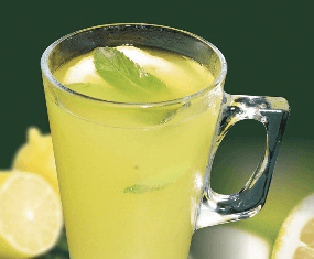 10 powodów, aby zrobić detox wodą z cytryną z dodatkiem ostrej papryki