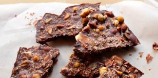 MOCNO CZEKOLADOWA CZEKOLADA Z PISTACJAMI I ORZECHAMI