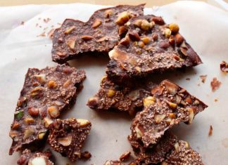 MOCNO CZEKOLADOWA CZEKOLADA Z PISTACJAMI I ORZECHAMI