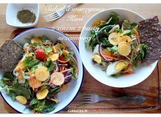 Idealna sałatka warzywna z sosem z pasty sezamowej i jajkiem (gotowa w 5 minut)