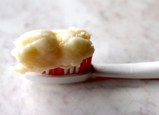 5 powodów aby używać oleju kokosowego zamiast pasty do zębów