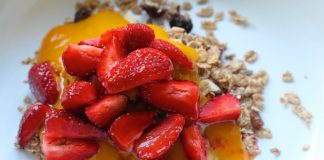 PŁATKI GRYCZANE Z TRUSKAWKAMI I MANGO