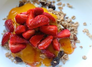 PŁATKI GRYCZANE Z TRUSKAWKAMI I MANGO