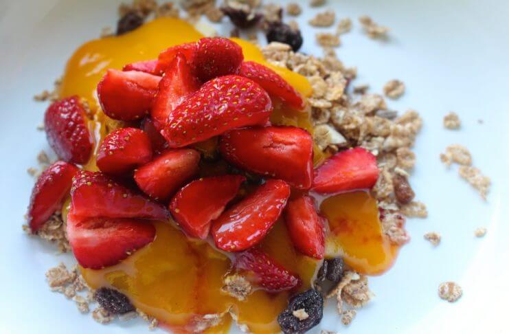 PŁATKI GRYCZANE Z TRUSKAWKAMI I MANGO