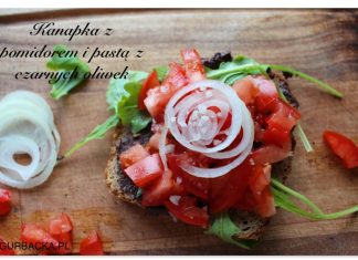 KANAPKA Z POMIDOREM I PASTĄ Z CZARNYCH OLIWEK