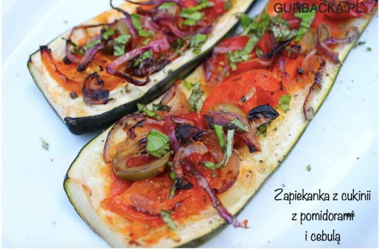 ZAPIEKANKI Z CUKINII, POMIDORÓW I CZERWONEJ CEBULI