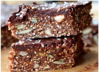 Batonik czekoladowy z masłem orzechowym i pestkami dyni