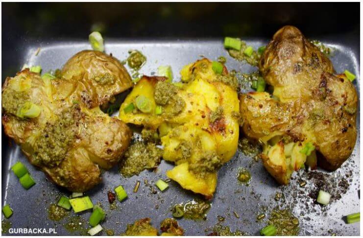 Chrupiące pieczone ziemianki z pesto z bazylii i oliwy z oliwek