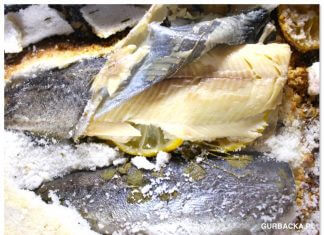 Pstrąg pieczony w soli