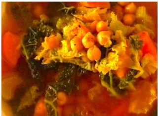 Energetyczna zupa z kapusty włoskiej, batatów i cieciorki