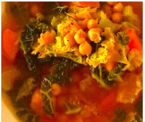 Energetyczna zupa z kapusty włoskiej, batatów i cieciorki