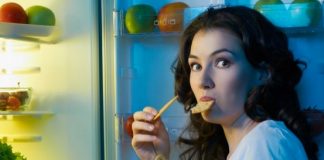 Czy przekąski przed snem zawsze powodują tycie?