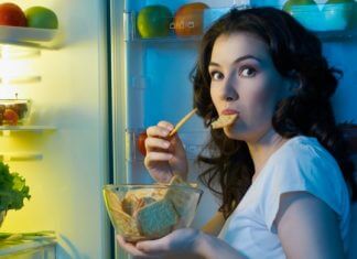 Czy przekąski przed snem zawsze powodują tycie?