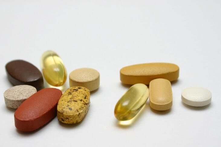 Jakie suplementy przyjmować w niedoczynności tarczycy i Hashimoto?