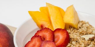 4 sprawdzone naukowo sztuczki, aby codzienne zjeść mniej kalorii.