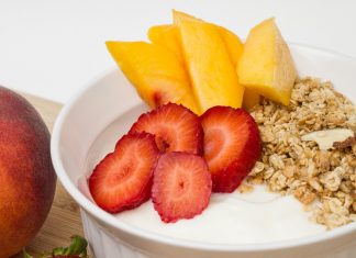 4 sprawdzone naukowo sztuczki, aby codzienne zjeść mniej kalorii.