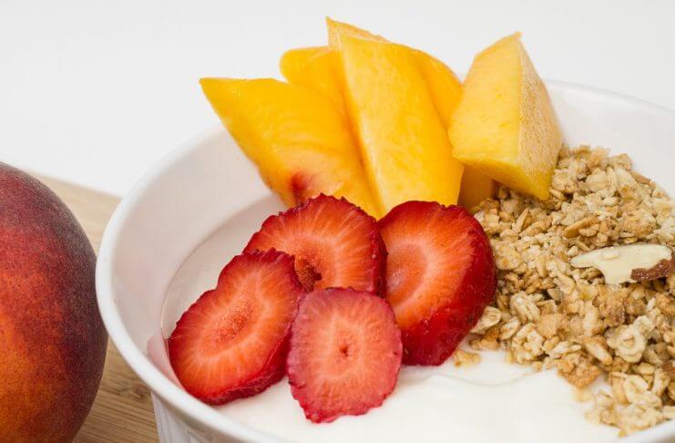 4 sprawdzone naukowo sztuczki, aby codzienne zjeść mniej kalorii.