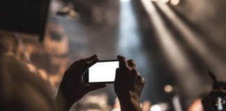 Największe zagrożenie wynikające ze stosowania telefonów komórkowych