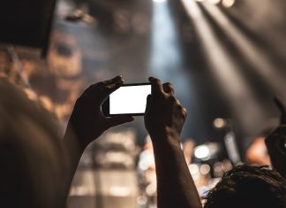 Największe zagrożenie wynikające ze stosowania telefonów komórkowych