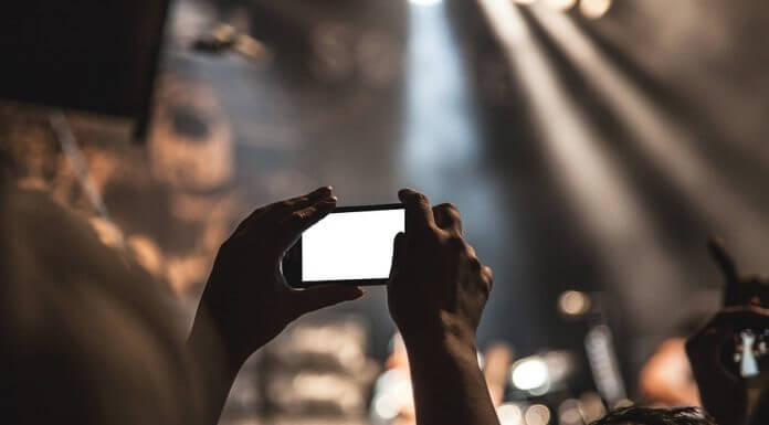 Największe zagrożenie wynikające ze stosowania telefonów komórkowych
