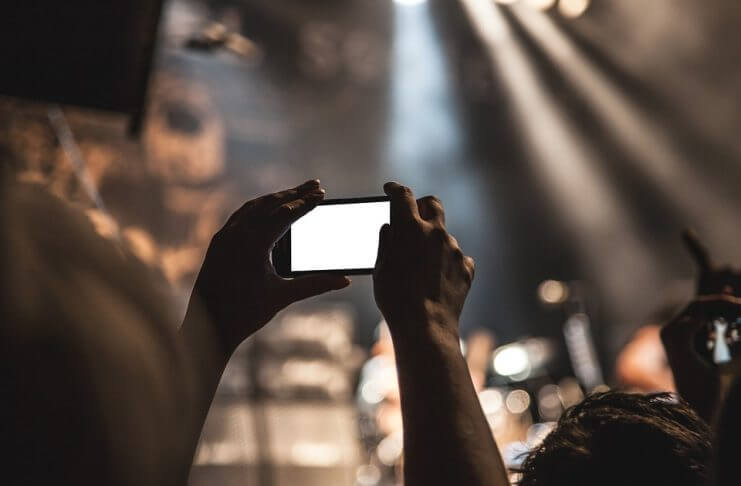 Największe zagrożenie wynikające ze stosowania telefonów komórkowych