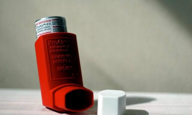 Naturalne sposoby na astmę. Jak załagodzić objawy? inhalator