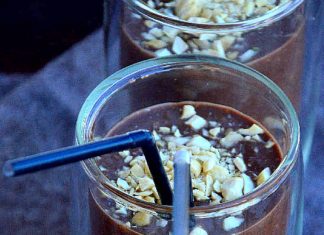 Pyszny śniadaniowy koktajl brownie z awokado i mleka migdałowego – przepis