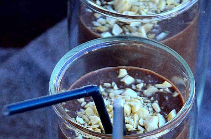 Pyszny śniadaniowy koktajl brownie z awokado i mleka migdałowego – przepis