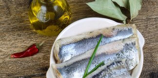 KWAS DHA – GDZIE GO SZUKAĆ I DLACZEGO JEST WAŻNY DLA ZDROWIA? kwas dha śledzie