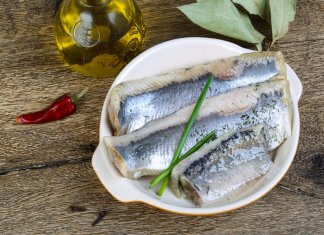 KWAS DHA – GDZIE GO SZUKAĆ I DLACZEGO JEST WAŻNY DLA ZDROWIA? kwas dha śledzie